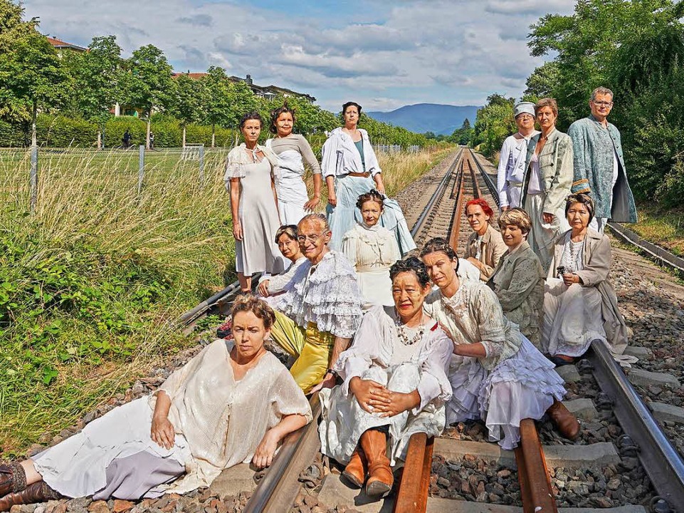 Das Ensemble posierend auf den Straenbahngleisen  | Foto: Community Oper Freiburg