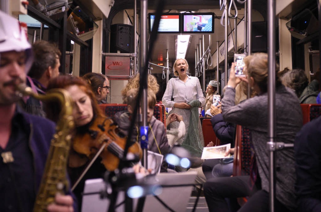 Gesangseinlage in der Straßenbahnoper ...48&#8220;, im Vordergrund die Musiker.  | Foto: Thomas Kunz