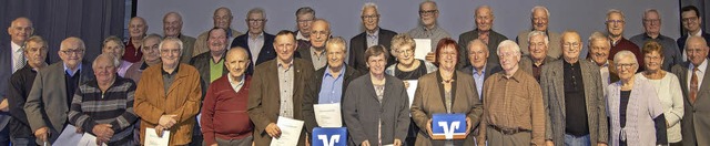 Seit 50 und 60 Jahren sind sie Genosse...stmitglieder und wurden dafr geehrt.   | Foto: Volksbank
