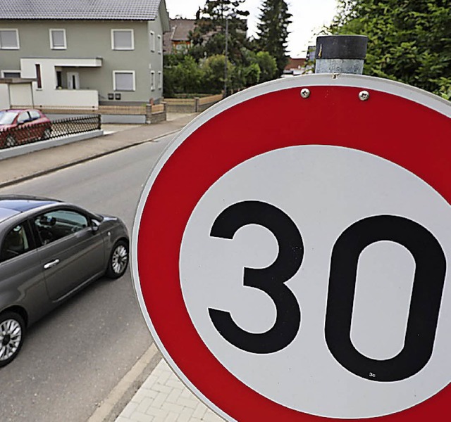 In der Ortsdurchfahrt Altenheim gilt bereits Tempo 30.   | Foto: Breithaupt