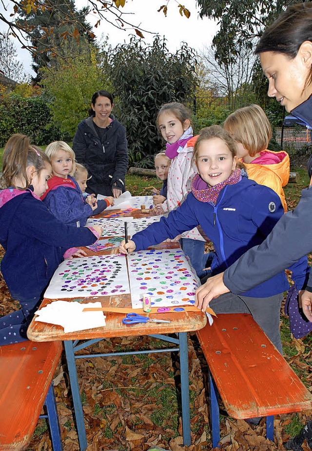 Aus Brotpapier mit bunten Tupfen werden schne Laternen.   | Foto: Leony Stabla