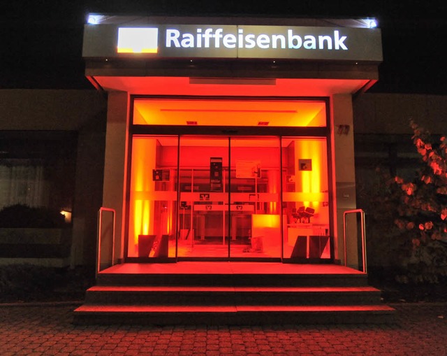 Verfhrerisch rot lockt das ehemalige ...iffeisenbank Denzlingen-Sexau nchtens  | Foto: Markus Zimmermann