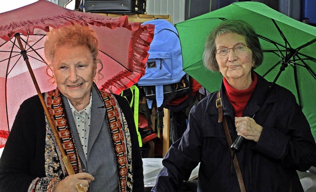 Irmgard Mainer (links) und Annelise Gr... bunte Schirmangebot der Schatzinsel.   | Foto: Sophia Kaiser