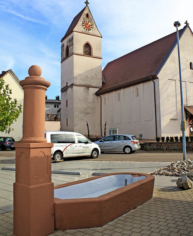 Der Brunnen auf dem Hllsteiner Dorfpl...und mit neuem Zu- und Ablauf versehen.  | Foto: Anja Bertsch