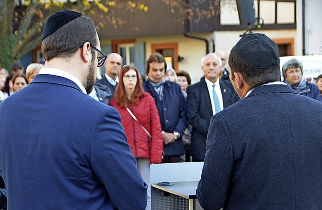 Rabbi Yudkowski und Vorbeter Schatz sp...cht   auf dem Schlossplatz ein Gebet.   | Foto: Gerhard Walser