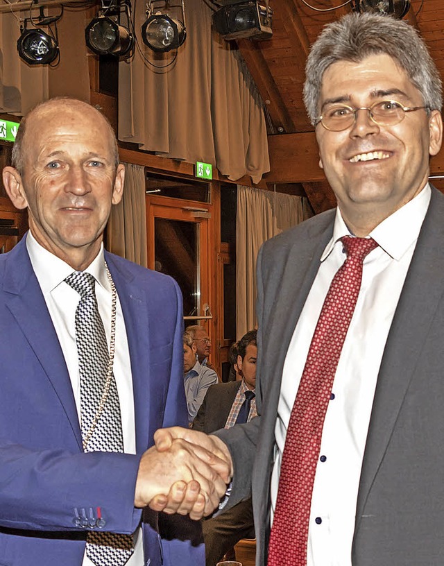 Landrat Martin Kistler (rechts) beglc...stian Behringer zur zweiten  Amtszeit.  | Foto: Wilfried Dieckmann
