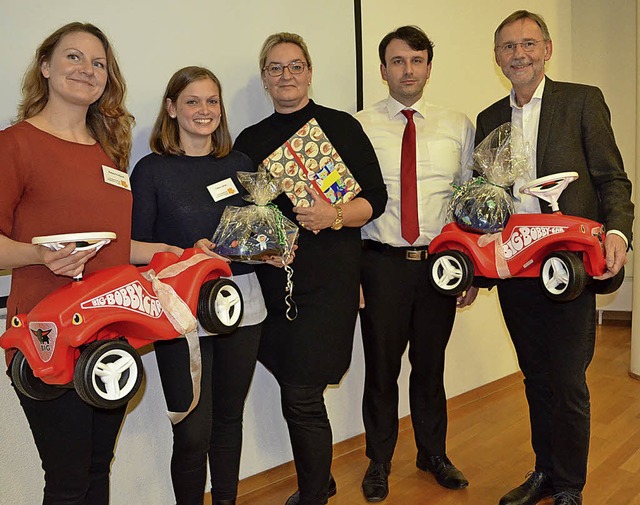 Bobbycars zur Erffnung:   Natascha Ra...auch, Gerhard Bukow und Ewald Dengler   | Foto: Britta Wieschenkmper