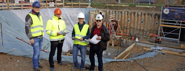 Julian Schmidt, Brgermeister Rudolf K...omplexe Baustelle an der Rmerstrae.   | Foto: Frey