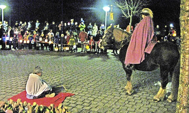 Das Martinsspiel mit dem Heiligen auf ... Martinsumzug in Bernau nicht fehlen.   | Foto: Ulrike Spiegelhalter