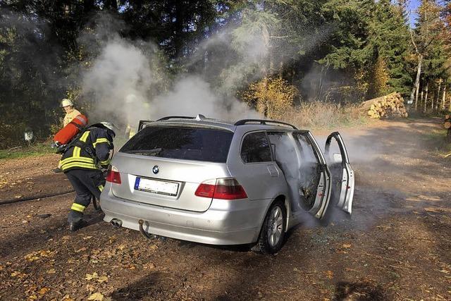 Eingeklemmte Person und brennendes Auto