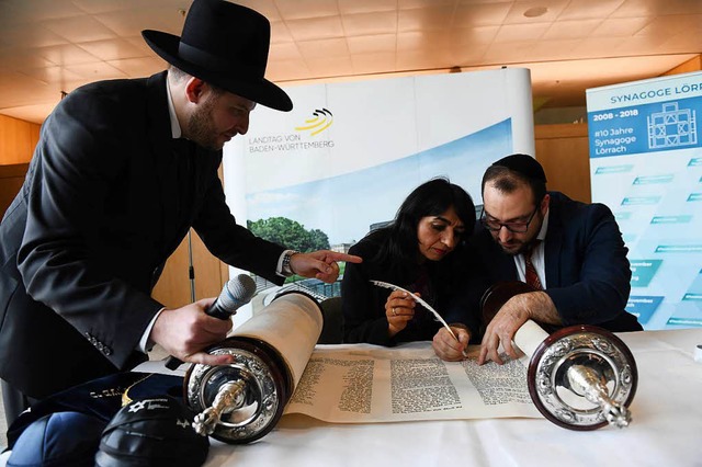 Landtagsprsidentin Muhterem Aras assi...rolle hlt Rabbiner Moshe Flomenmann.   | Foto: Juri Junkov