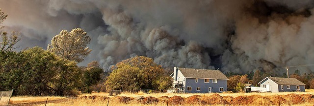 Eine Wand aus Feuer und Rauch rollt au...Huser im kalifornischen Paradise zu.   | Foto: AFp