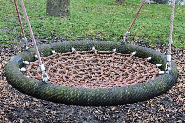 Diebe klauen Vogelnestschaukel auf Kinderspielplatz in Kollmarsreute