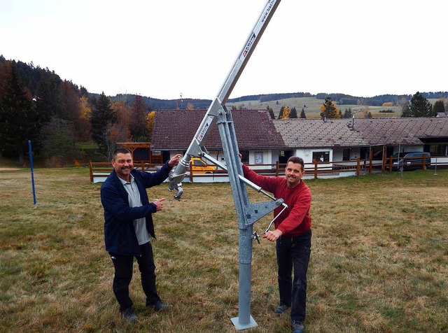 Die  Liftorganisatoren Albert und Hara...son zwei neue Schneelanzen einsetzen.   | Foto: Wolfgang Adam