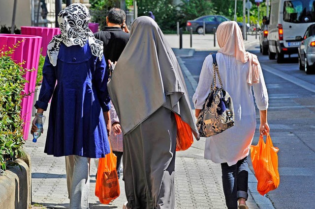 Muslimische Frauen in Frankfurt, allei...ehre muss der Ehemann das genehmigen.   | Foto: dpa/BZ