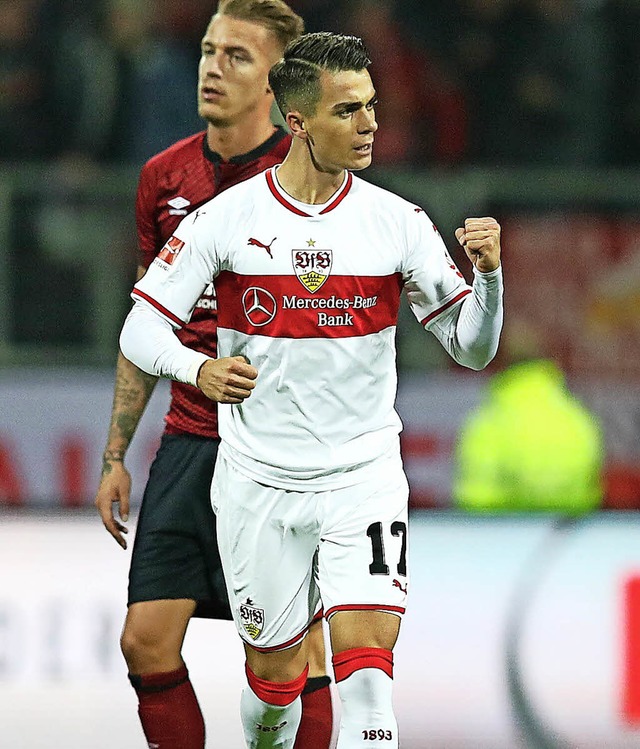 Erik Thommy vom VfB Stuttgart freut sich ber seinen Treffer zum 2:0.   | Foto:  DPA