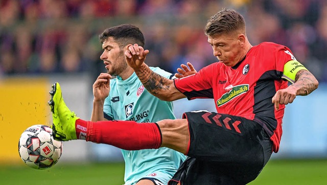 Harter Zweikampf: der Mainzer Spieler ...(links) gegen SC-Kapitn  Mike Frantz   | Foto:  dpa