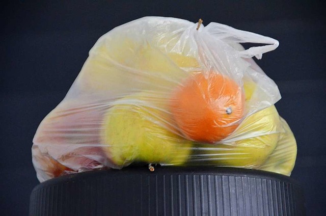 Obst eingepackt in eine Plastiktte &#8211; so kaufen viele Deutschen ein.  | Foto: Jonas Hirt