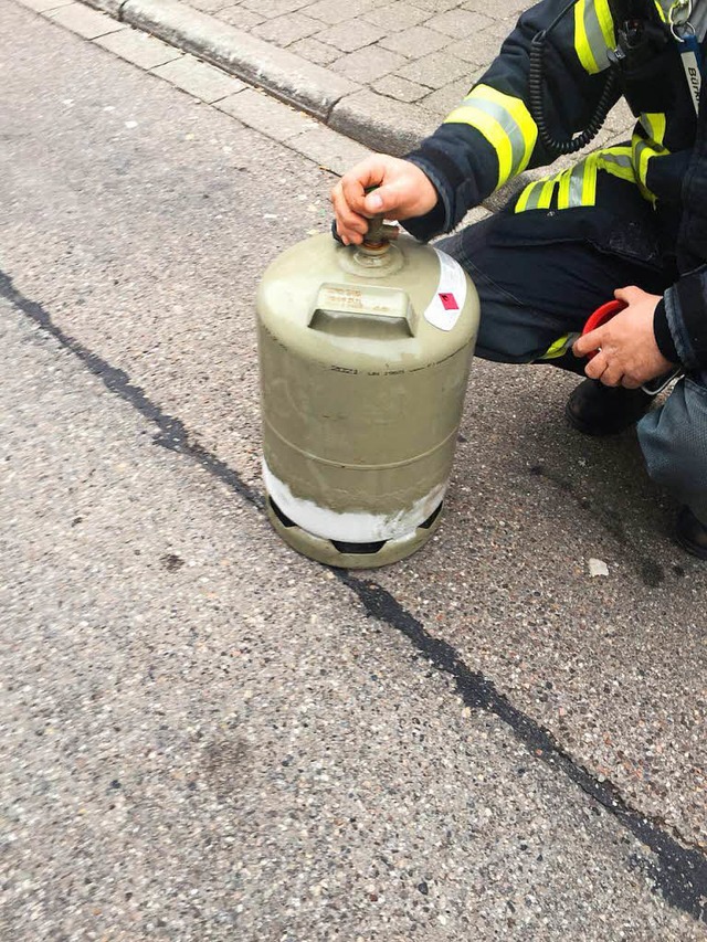 Bei dem Versuch, eine Gasflasche aufzu...Menschen verletzt worden (Symbolbild).  | Foto: Feuerwehr