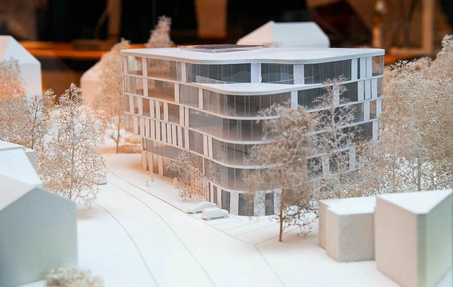 Ein Modell visualisiert das architektonische Konzept des geplanten Neubaus.  | Foto: Volker Mnch