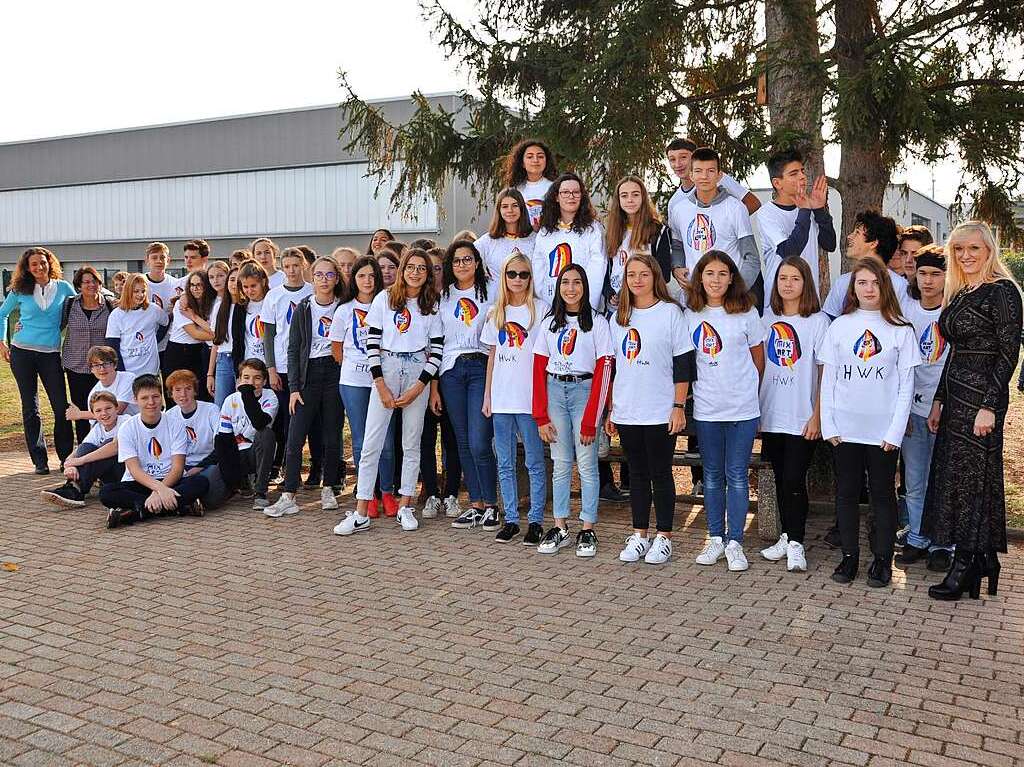 Jugendliche und Lehrerinnen aus Staufen und Cernay beim Gruppenbild im Collge Ren Cassin