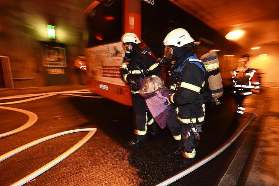 nächtliche Notfallübung im gesperrten Tunnel (Foto: Rita Eggstein) nächtliche Notfallübung im gesperrten Tunnel (Foto: Rita Eggstein)