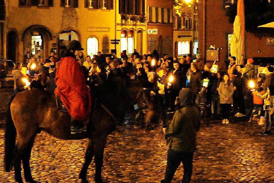 Allerorten im südlichen Breisgau waren die Kinder an St. Martin mit ihren Laternen unterwegs. In Staufen kam der Heilige Martin sogar hoch zu Ross und begleitete den Zug durch die Altstadt nach der Feier in der katholischen Martinskirche.<?ZP?> (Foto: Bernhard Seitz) Allerorten im südlichen Breisgau waren die Kinder an St. Martin mit ihren Laternen unterwegs. In Staufen kam der Heilige Martin sogar hoch zu Ross und begleitete den Zug durch die Altstadt nach der Feier in der katholischen Martinskirche.<?ZP?> (Foto: Bernhard Seitz)