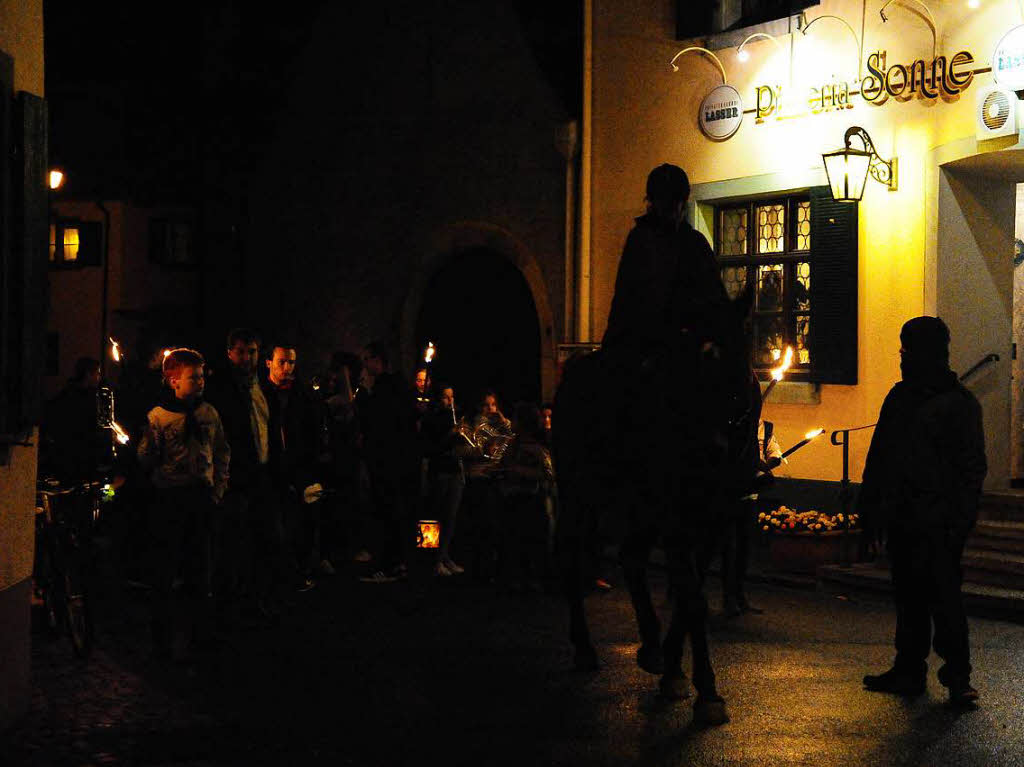 Die Pfadfinder begleiteten den Umzug mit Fackeln, voran ging symbolisch ein Pferd mit Reiterin. Musikalisch begleitet wurden die Lieder  von einer Delegation der Jugendkapelle Staufen-Mnstertal.