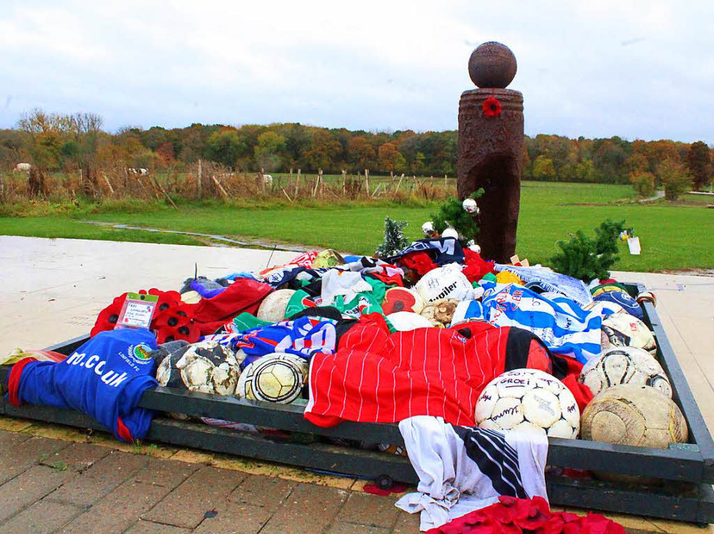Das offizielle UEFA-Monument, das an den Waffenstillstand an Weihnachten 2014 erinnern soll. Bis vor vier Jahren gab es nur ein Holzkreuz, wenige hundert Meter entfernt.