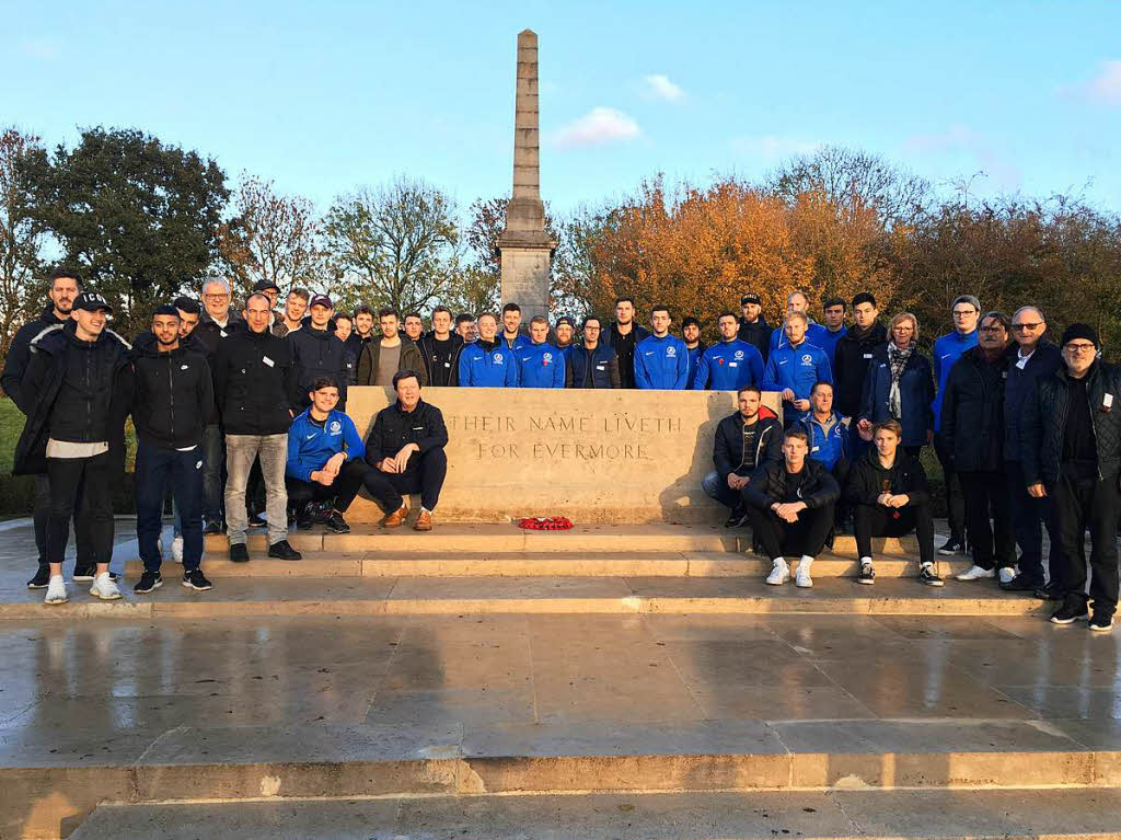 Die Delegation aus Emmendingen gedenkt zusammen mit ihren britischen Freunden (in blauen Trainingsanzgen) an einem der 700 Friedhfe Flanderns der Opfer des Ersten Weltkriegs.