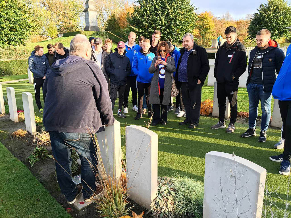 Besuch auf einem der ber 700 Friedhfe in Flandern. Hunderttausende britische Soldaten liegen in Belgien begraben. Historiker Johan Ryheul trgt ein Gedicht von John McCrae vor.