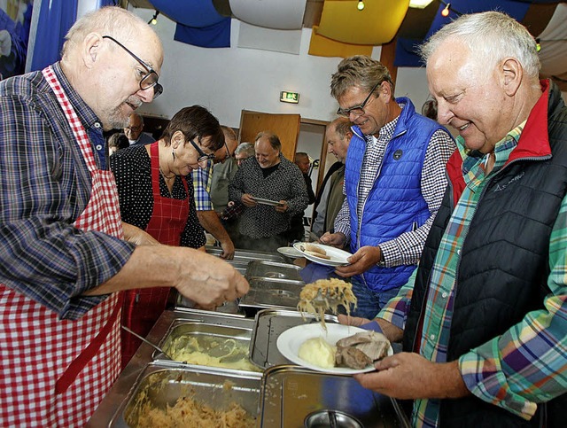 Peter Bleicher sorgte mit Ehefrau Iris.... Hungrig musste niemand aufstehen.     | Foto: heidi fssel