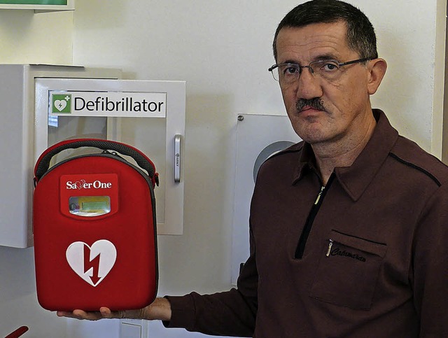 Defibrillatoren in Ringsheim. Hauptamtsleiter Jrgen Schwarz  | Foto: Gemeinde