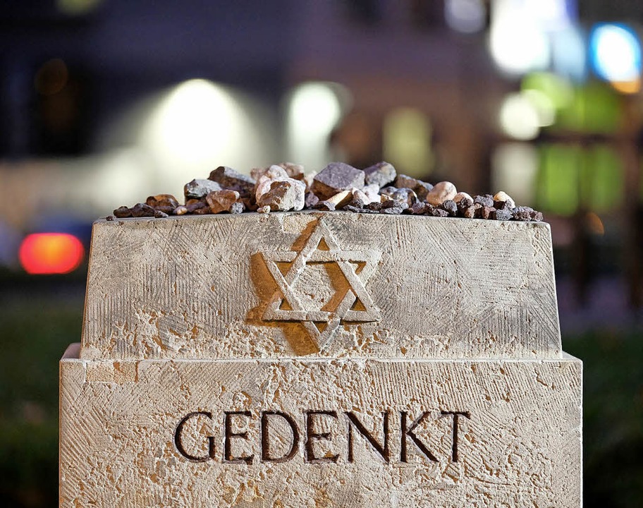 Gedenkstein am Standort der vor dem Zw... der Reichspogromnacht vor 80 Jahren.   | Foto: dpa