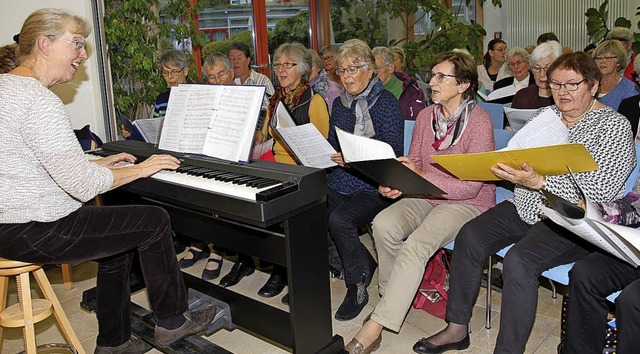 Ruth Uhlenhoff (links) und der Mehrgen...bilumskonzert im Caritas-Pflegeheim.   | Foto: Dagmar Barber