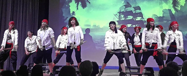 Als Piratinnen verkleidete Frauen der Aerobic Gruppe   | Foto: JULIENNE ROGG