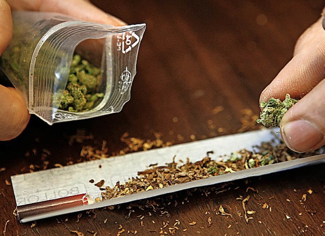 Neben Amphetaminen hatte der Angeklagte auch Marihuana gekauft.   | Foto: DPA