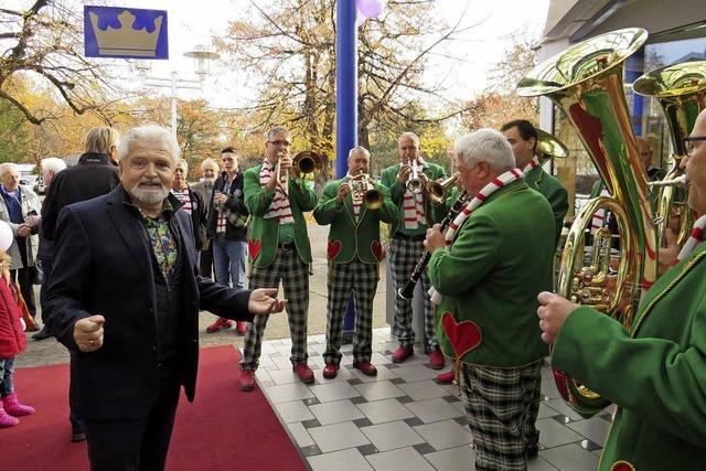 Seidenweber rollt den roten Teppich aus