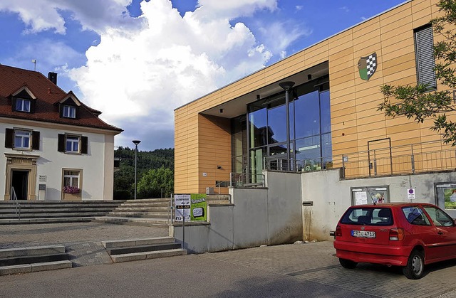 Das Auer Rathaus (links) und das Auer ...Brgerhaus und seinen geplanten Anbau.  | Foto: Julius Steckmeister