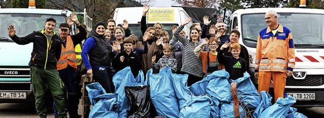 Die Teilnehmer der Stadtputzete mit al...den sie an Elz und Kohlenbach fanden.   | Foto: Gabriele Zahn