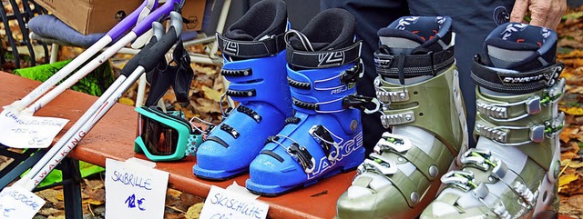 Zu Skiern gab es natrlich auch Stcke...und Schuhe &#8211; gebraucht oder neu.  | Foto: Gerhard Lck