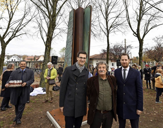 Der Knstler Antonio Ievolella (vorne,...ard Schtzle seine Servicequalitten.   | Foto: Rita Eggstein