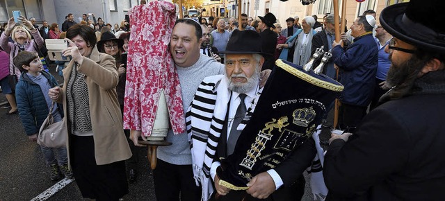 Nach dem Festakt im Davidsaal wurde di... die Strae in die Synagoge gebracht.   | Foto: Juri Junkov