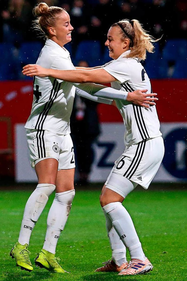 Giulia Gwinn (links) feiert ihren Treffer zum 3:2 mit Lena Lattwein.  | Foto: dpa/Seeger