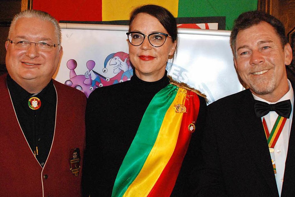 Monika Neuhöfer-Avdic (Mitte) ist neue Protektorin der Lörracher Fasnacht. Hier flankiert von Obergildenmeister Jörg Rosskopf (links) und Ozume Andreas Glattacker (Foto: Maja Tolsdorf) Monika Neuhöfer-Avdic (Mitte) ist neue Protektorin der Lörracher Fasnacht. Hier flankiert von Obergildenmeister Jörg Rosskopf (links) und Ozume Andreas Glattacker (Foto: Maja Tolsdorf)