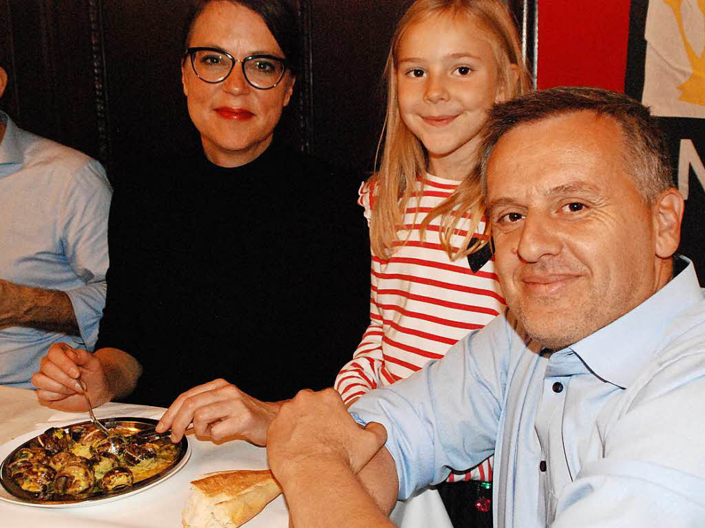 Die Familie mit Tochter Marta (Mitte) und Ehemann Nedzad hat Monika Neuhfer-Avdic zum Schngge-Essen begleitet.