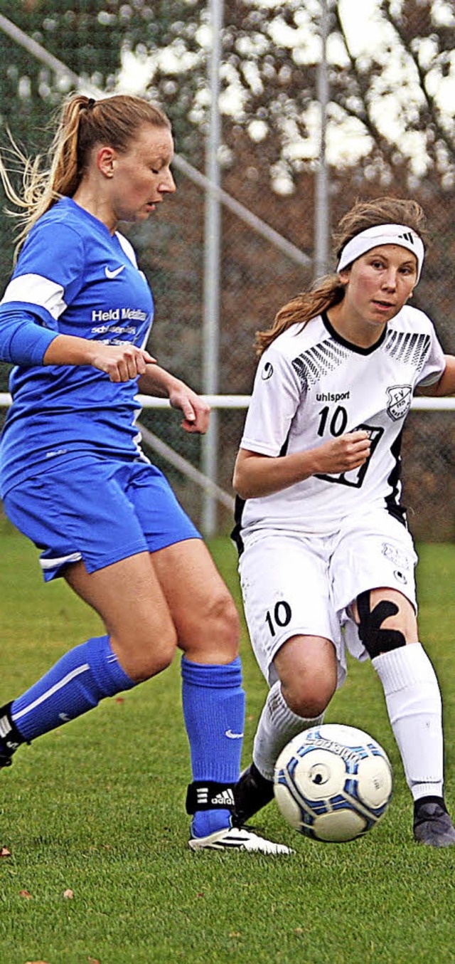 Zweikampf:  Corinna Gfrrer vom SV Titisee (links) und die Marbacherin Romy Gr  | Foto: reinhardt