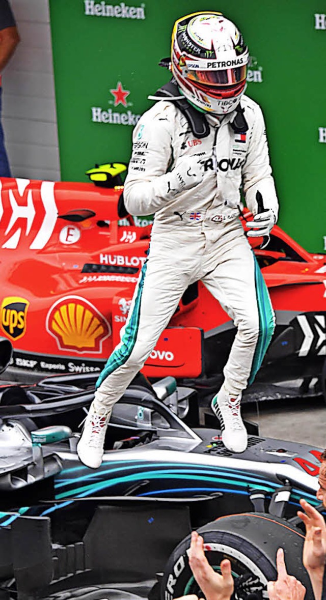 Tanzt auf seinem Auto: Weltmeister Lewis Hamilton   | Foto: AFP