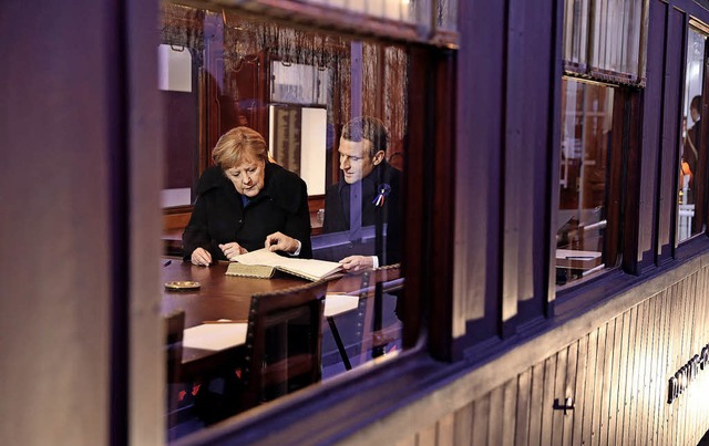 Angela Merkel und Emmanuel Macron im N...nd Frankreich geschlossen worden ist.   | Foto: dpa