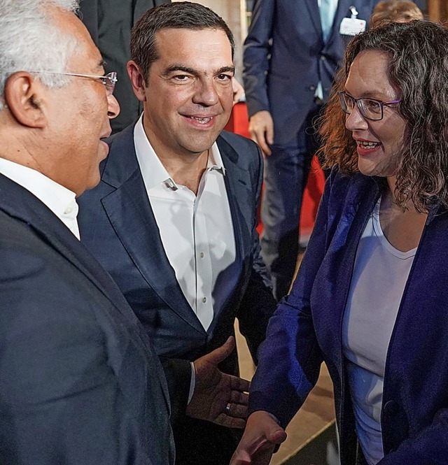 Antonio Costa und Alexis Tsipras (Mitt...ei der SPD und Andrea Nahles zu Gast.   | Foto: dpa